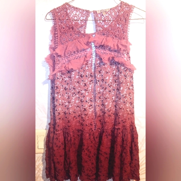 gimmicks by BKE Tops - SALE GIMMICKS CROCHET RUFFLY SLEEVELESS TOP SIZE L RAYON MATERIAL
